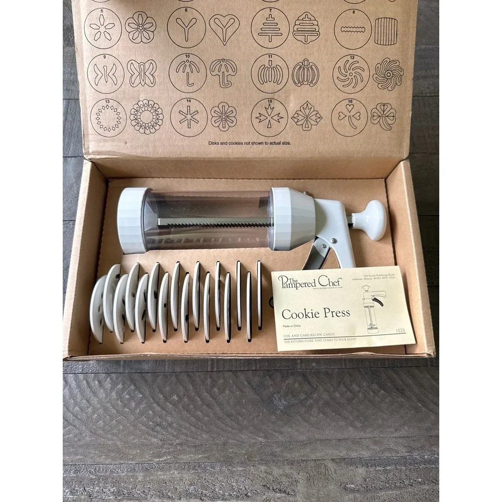 NWT The Pampered Chef Cookie Press #1525 In Original Box with 16 Discs